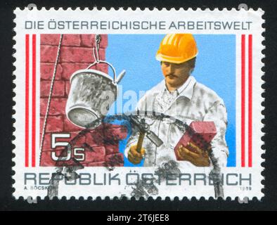 ÖSTERREICH - UM 1989: Stempel von Österreich gedruckt, zeigt Arbeiter, Ziegel, um 1989 Stockfoto