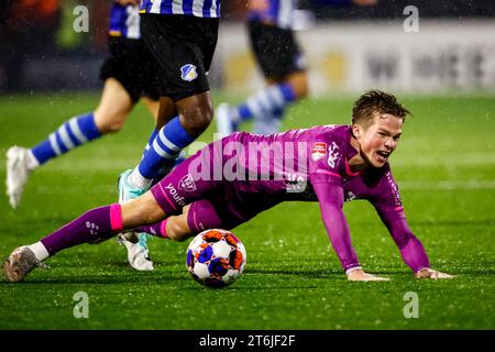 Eindhoven, Niederlande. November 2023. EINDHOVEN, NIEDERLANDE - 10. NOVEMBER: Levi Smans von VVV-Venlo fällt während des niederländischen Spiels Keuken Kampioen Divisie zwischen dem FC Eindhoven und VVV-Venlo im Jan Louwers Stadion am 10. November 2023 in Eindhoven. (Foto: Broer van den Boom/Orange Pictures) Credit: Orange Pics BV/Alamy Live News Stockfoto