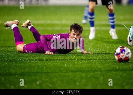 Eindhoven, Niederlande. November 2023. EINDHOVEN, NIEDERLANDE - 10. NOVEMBER: Levi Smans von VVV-Venlo fällt während des niederländischen Spiels Keuken Kampioen Divisie zwischen dem FC Eindhoven und VVV-Venlo im Jan Louwers Stadion am 10. November 2023 in Eindhoven. (Foto: Broer van den Boom/Orange Pictures) Credit: Orange Pics BV/Alamy Live News Stockfoto