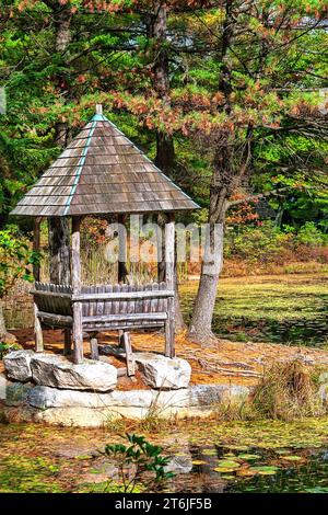 Single Gazebo im Wald im Mohonk Mountain House, viktorianisches Resort im Upstate New York Stockfoto