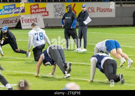 10. November 2023, Hessen, Frankfurt/Main: American Football: NFL, vor dem zweiten deutschen Spiel zwischen den New England Patriots und den Indianapolis Colts, Training: Cheftrainer Shane Steichen (M) und Defensivkoordinator Gus Bradley beobachten die Indianapolis Colts. Foto: Jürgen Kessler/dpa Stockfoto