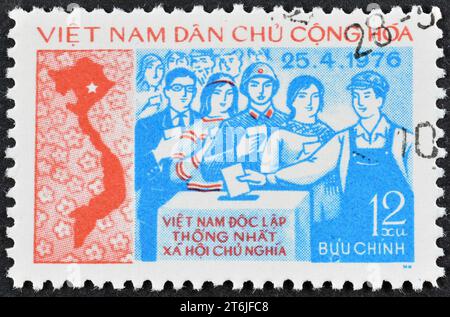 Von Vietnam gedruckte Briefmarke, auf der Wähler und Landkarte, Wahlen der Nationalversammlung, um 1976 gezeigt werden. Stockfoto