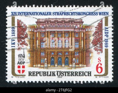 ÖSTERREICH - UM 1989: Briefmarke von Österreich, zeigt Justizpalast, um 1989 Stockfoto