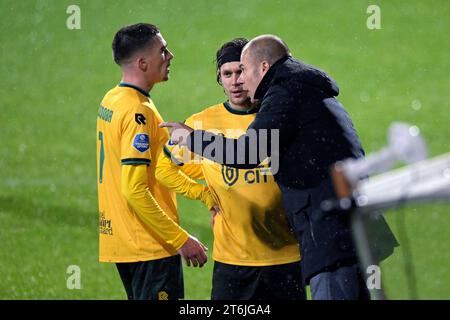 SITTARD - (l-r) Inigo Cordoba von Fortuna Sittard, Alen Halilovic von Fortuna Sittard, Fortuna Sittard Trainer Danny Buijs während des niederländischen Eredivisie-Spiels zwischen Fortuna Sittard und Heracles Almelo im Fortuna Sittard Stadium am 10. November 2023 in Sittard, Niederlande. ANP GERRIT VAN KÖLN Stockfoto