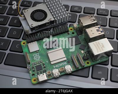 Galati, RUMÄNIEN - 10. November 2023: Nahaufnahme eines Raspberry Pi 5 auf einer Laptop-Tastatur. Der Raspberry Pi ist ein Einplatinencomputer im Kreditkartenformat Stockfoto