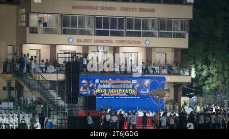 Rajkot, Indien. November 2023. Rajkot Sparkles: Eine spektakuläre Firecracker Show auf dem Madhavrao Sindhiya Cricket Ground. Quelle: Nasirkhan Davi/Alamy Live News Stockfoto