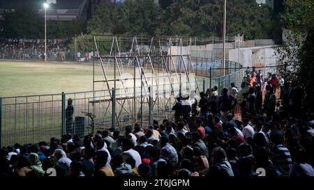 Rajkot, Indien. November 2023. Die Leute warten auf den Beginn der Feuerwerkskörper-Bursting-Show auf dem Madhavrao Scindia Cricket Ground. Quelle: Nasirkhan Davi/Alamy Live News Stockfoto