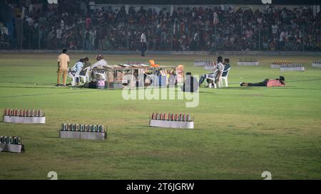 Rajkot, Indien. November 2023. Mitarbeiter, die mit dem Platzen von Feuerwerkskörpern auf dem Madhavrao Scindia Cricket Ground fertig sind. Quelle: Nasirkhan Davi/Alamy Live News Stockfoto