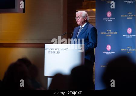 Berlin, Deutschland. November 2023. Bundespräsident Frank-Walter Steinmeier spricht bei der Verleihung des Henry-A.-Kissinger-Preises an NATO-Generalsekretär Stoltenberg. Quelle: Christophe Gateau/dpa/Alamy Live News Stockfoto