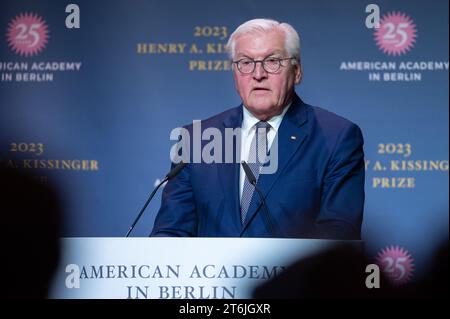 Berlin, Deutschland. November 2023. Bundespräsident Frank-Walter Steinmeier spricht bei der Verleihung des Henry-A.-Kissinger-Preises an NATO-Generalsekretär Stoltenberg. Quelle: Christophe Gateau/dpa/Alamy Live News Stockfoto