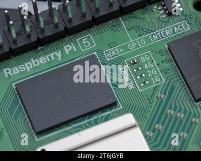 Galati, RUMÄNIEN - 10. November 2023: Nahaufnahme eines Raspberry Pi 5 Speicherchips. Der Raspberry Pi ist ein Einplatinencomputer im Kreditkartenformat, der entwickelt wurde Stockfoto