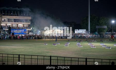 Rajkot, Indien. November 2023. Die Feuerwerkskörper-Bursting-Show begann auf dem Madhavrao Scindia Cricket Ground. Quelle: Nasirkhan Davi/Alamy Live News Stockfoto