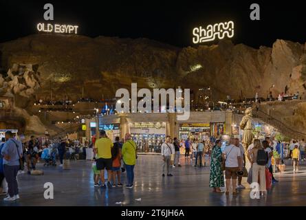 Der Alte Markt in Sharm El Sheikh, Ägypten, ist ein traditioneller Markt, der bis in die Antike zurückreicht, mit Blick auf die Nacht. Stockfoto