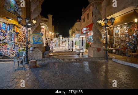 Der Alte Markt in Sharm El Sheikh, Ägypten, ist ein traditioneller Markt, der bis in die Antike zurückreicht, mit Blick auf die Nacht. Stockfoto