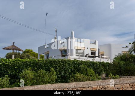 Portocolom, Spanien; 6. november 2023: Allgemeiner Blick auf ein luxuriöses Haus in der mallorquinischen Stadt Portocolom, Spanien Stockfoto