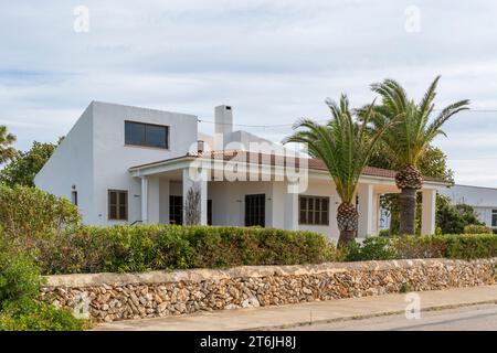 Portocolom, Spanien; 6. november 2023: Allgemeiner Blick auf ein luxuriöses Haus in der mallorquinischen Stadt Portocolom, Spanien Stockfoto