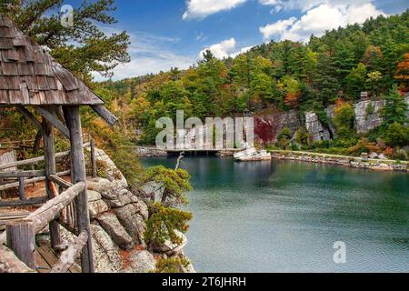 Pavillon mit Blick auf den Lake Mohonk im Herbst, Teil des Shawangunk Mountain Ridge im Norden von New York Stockfoto