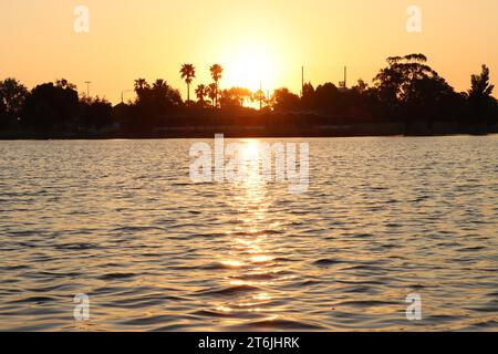 Sonnenuntergang über dem See Stockfoto