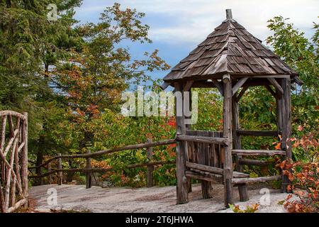 Hölzerner Pavillon mit Blick auf den Cops Lookout am Mohonk Mountain im Norden von New York Stockfoto