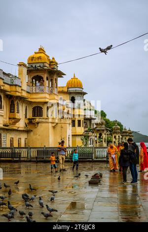 Bagore Ki Haveli Rajasthan Indien, 17. September 2023 Touristen besuchen und füttern Tauben und klicken Bilder rund um Bagore Ki Haveli Udaipur Stockfoto