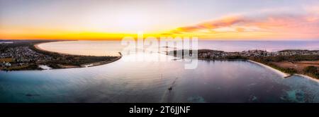 Swansea Kanal in den Pazifik neue Newcastle City verbindet Lake Macquarie bei Sonnenaufgang in der Luft. Stockfoto