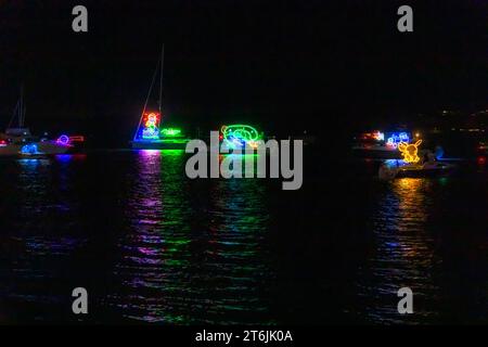Lake Macquarie City council Fluoro Flotte in der Nacht im Juni jährliche Lichtershow Festival in Australien. Stockfoto