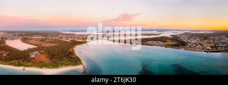 Nahes Panorama der Stadt Swansea in Australien an der Pazifikküste bei Sonnenaufgang. Stockfoto