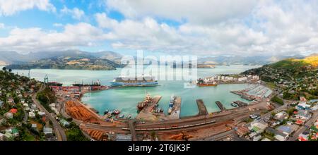 Luftpanorama des Stadthafens und Hafens von Lyttelton in Neuseeland in der Nähe von Christchurch an der Pazifikküste. Stockfoto