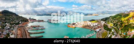 Luftpanorama des Seehafens in Lyttelton in Neuseeland bei Christchurch mit Hafeninfrastruktur. Stockfoto
