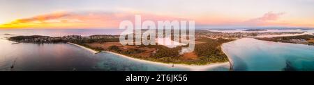 Landschaftlich reizvolles 360-Grad-Panorama der Strandküste der Swansea Caves in Australien an der Pazifikküste bei Sonnenaufgang. Stockfoto