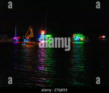 Fluoro Night auf Lake Macquarie in Australien - spektakuläre Lichtshow auf Yachten und Booten. Stockfoto