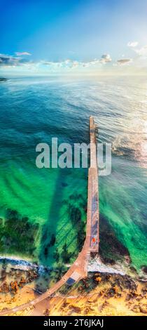 Langer historischer Holzsteg am Middle Camp Beach an der australischen Pazifikküste in Catherine Hill Bay Town. Stockfoto