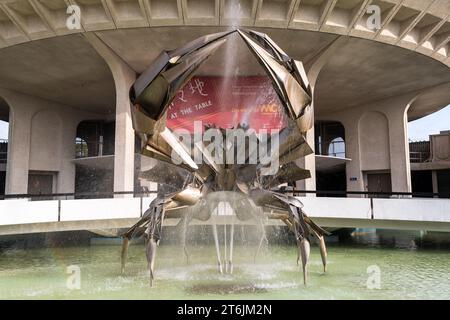 Vancouver, BC, Kanada - 23. OCT 2022: Vor dem Museum of Vancouver steht ein Brunnen mit einer Krabbenstatue Stockfoto