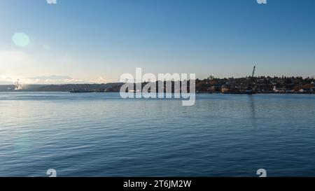 Die Abendsonne scheint auf der Hafenpromenade von Port Townsend, Port Townsent, WA, USA Stockfoto