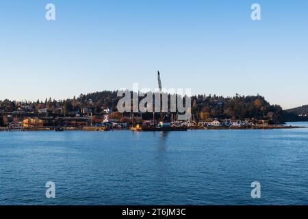 Die Abendsonne scheint auf der Hafenpromenade von Port Townsend, Port Townsent, WA, USA Stockfoto