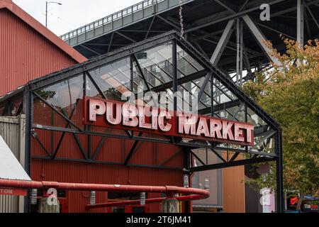 Vancouver, BC, Kanada - 23. OCT 2022: Granville Public Market unter bewölktem Himmel Stockfoto