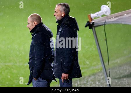 SITTARD, NIEDERLANDE - 10. NOVEMBER: Danny Buijs Cheftrainer von Fortuna Sittard und Adrie Poldervaart Assistenztrainer von Fortuna Sittard trainiert seine Spieler während des Spiels zwischen Fortuna Sittard und Heracles Almelo im Fortuna Sittard Stadion am 10. November 2023 in Sittard, Niederlande. (Foto von Orange Pictures) Credit: Orange Pics BV/Alamy Live News Stockfoto