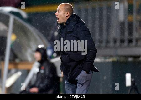 SITTARD, NIEDERLANDE - 10. NOVEMBER: Danny Buijs Cheftrainer von Fortuna Sittard trainiert seine Spieler während des Spiels zwischen Fortuna Sittard und Heracles Almelo im Fortuna Sittard Stadion am 10. November 2023 in Sittard. (Foto von Orange Pictures) Credit: Orange Pics BV/Alamy Live News Stockfoto