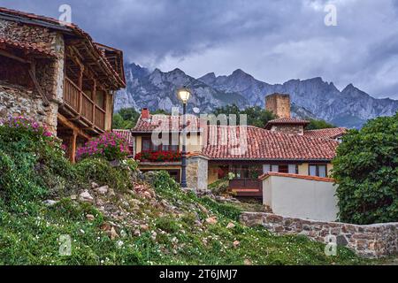 Mittelalterliches Dorf Mogrovejo mit den Europäischen Gipfeln im Hintergrund. In Camaleño, Kantabrien, Spanien Stockfoto