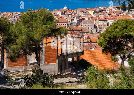 Luftaufnahme von Sibenik, Kroatien. Wunderschöne Altstadt von Sibenik, Stadtzentrum und adria Stockfoto