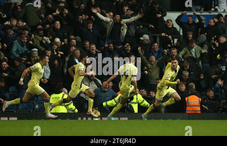 Liam Lindsay (rechts) von Preston North End feiert das zweite Tor ihrer Mannschaft während des Sky Bet Championship Matches in Ewood Park, Blackburn. Bilddatum: Freitag, 10. November 2023. Stockfoto