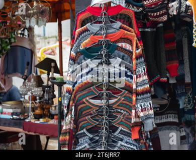 Wollpullover mit antiken indigenen Motiven der anden im Flohmarkt Stockfoto