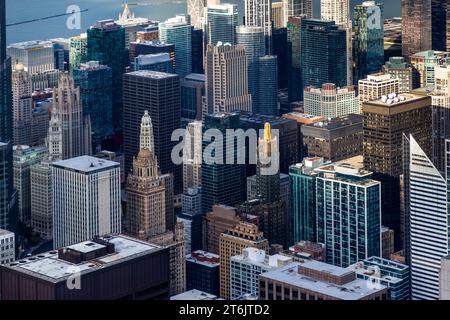 Blick auf die Wolkenkratzer in der Innenstadt von Chicago, im Zentrum des Carbide & Carbon Building aus dem Jahr 1929 mit dem goldenen Turm und grünem Terrakotta. Stadtansicht von der Spitze des Willis Tower - Blick auf Chicago von oben. Chicago, Usa Stockfoto