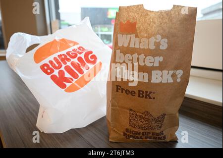 New York, USA. November 2023. Eine Bestellung von Speisen, die in einer Fast-Food-Kette Burger King Franchise-Restaurant im New York City Borough of Queens, NY, 10. November 2023 abgeholt werden können. Burger King kündigte an, dass 1/3 oder etwa 400 Standorte geschlossen werden könnten, nachdem drei seiner Franchise-Partner Konkurs erklärt hatten. (Foto: Anthony Behar/SIPA USA) Credit: SIPA USA/Alamy Live News Stockfoto