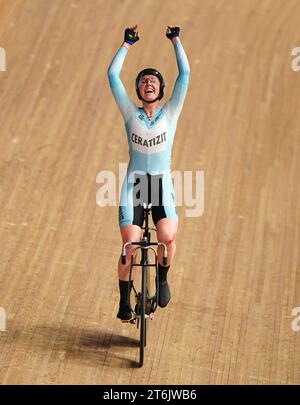 Die britische Katie Archibald feiert den Sieg des Women's Elimination-Rennens während der vierten Runde der UCI Track Champions League 2023 im Lee Valley VeloPark, London. Bilddatum: Freitag, 10. November 2023. Stockfoto