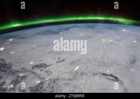 Kanada. Oktober 2023. Der VIIRS-Sensor (Visible Infrared Imaging Radiometer Suite) auf dem NPP-Satelliten NOAA-NASA Suomi hat dieses Bild der aurora Borealis über Westkanada um 3:23 Uhr Mountain Time um 10:23 Uhr Universal Time am 5. November 2023 aufgenommen. Die aurora war so hell in Edmonton, Kanada, dass sie fast den Satellitensensor sättigte. Die Veranstaltung setzte sich bis zum nächsten Abend fort, als der Himmel in Glasgow, Montana, mit rosa und grünem Licht tanzte. Die Lichter waren besonders hell in der Nähe der kanadischen Grenze und in Alaska, waren aber auch schwach sichtbar bis nach Texas. (Guthaben Stockfoto