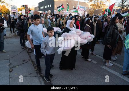 Hunderte von Menschen versammelten sich in West Town, um gegen Präsident Joe Biden zu protestieren, der am 9. November 2023 an einer Spendenaktion in der Nähe von Chicago teilnahm. Die Demonstranten verlangten einen Waffenstillstand in Gaza und ein Ende der finanziellen Unterstützung des israelischen Militärs. (Max Herman/Alamy) Stockfoto