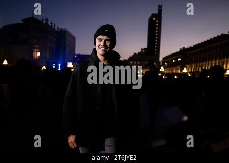 Turin, Italien. 10. November 2023. Holger Rune aus Dänemark lächelt beim Blue Carpet des Nitto ATP Finals 2023. Quelle: Nicolò Campo/Alamy Live News Stockfoto