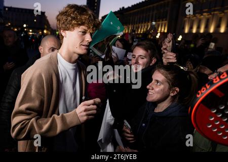 Turin, Italien. 10. November 2023. Jannik Sinner of Italy unterzeichnet Autogramme während des Blauen Teppichs des Nitto ATP Finals 2023. Quelle: Nicolò Campo/Alamy Live News Stockfoto