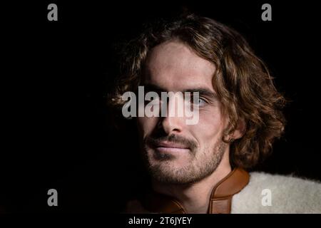 Turin, Italien. 10. November 2023. Stefanos Tsitsipas aus Griechenland sieht beim Nitto ATP Finals 2023 auf dem Blauen Teppich zu. Quelle: Nicolò Campo/Alamy Live News Stockfoto